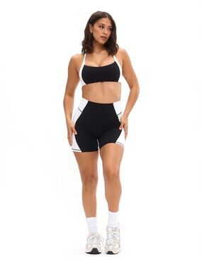 Aurora Sports Bra
Onyx Black and White Size Medium